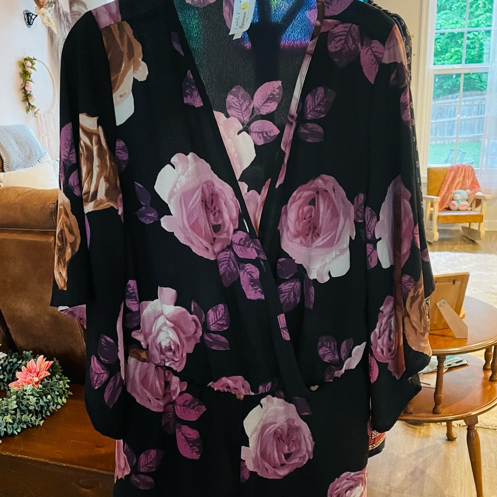 Wing sleeved romper size L